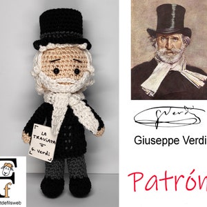 Könnte beinhalten: Häkelpuppe von Giuseppe Verdi, dem italienischen Komponisten, die ein Schild mit der Aufschrift "La Traviata - G. Verdi" hält.