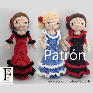 Puede incluir: Tres muñecas de crochet vestidas con trajes tradicionales españoles de flamenco. Las muñecas llevan vestidos rojos, azules y negros con lunares blancos y faldas con volantes. Las muñecas tienen el pelo castaño, rubio y castaño y llevan pendientes rojos. Las muñecas están de pie sobre un fondo blanco. El texto "Patrón" está escrito en letras negras sobre un fondo blanco. El texto "www.etsy.com/shop/fetdefils" está escrito en letras negras sobre un fondo blanco.