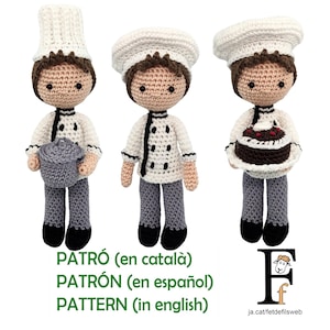 Könnte beinhalten: Drei gehäkelte Chefpuppen, jede mit einer weißen Kochmütze und einer weißen Kochjacke mit schwarzen Akzenten. Die Puppe links hält einen grauen Topf, die Puppe in der Mitte steht mit den Händen an den Seiten und die Puppe rechts hält einen Teller mit einem Schokoladenkuchen darauf. Die Puppen haben braunes Haar und graue Hosen.