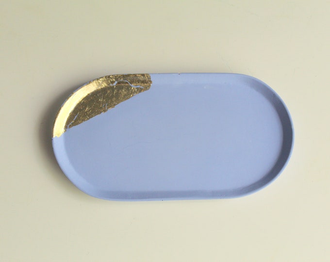 Oval tray in blue concrete, pointed in gold