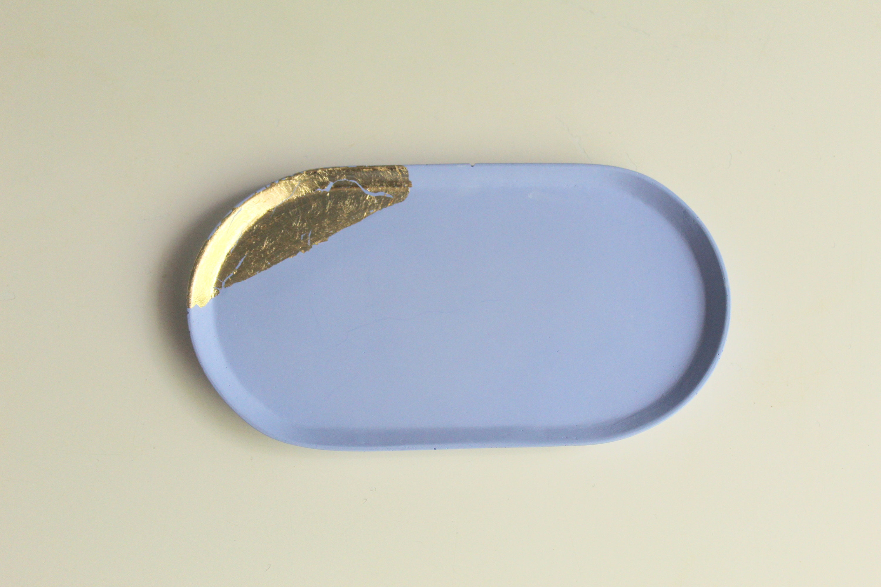 Plateau Ovale en Béton Bleu, Pointé d'or