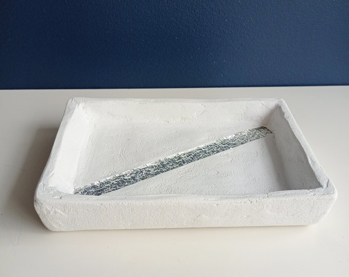 Decorative tray in white concrete and silver glass