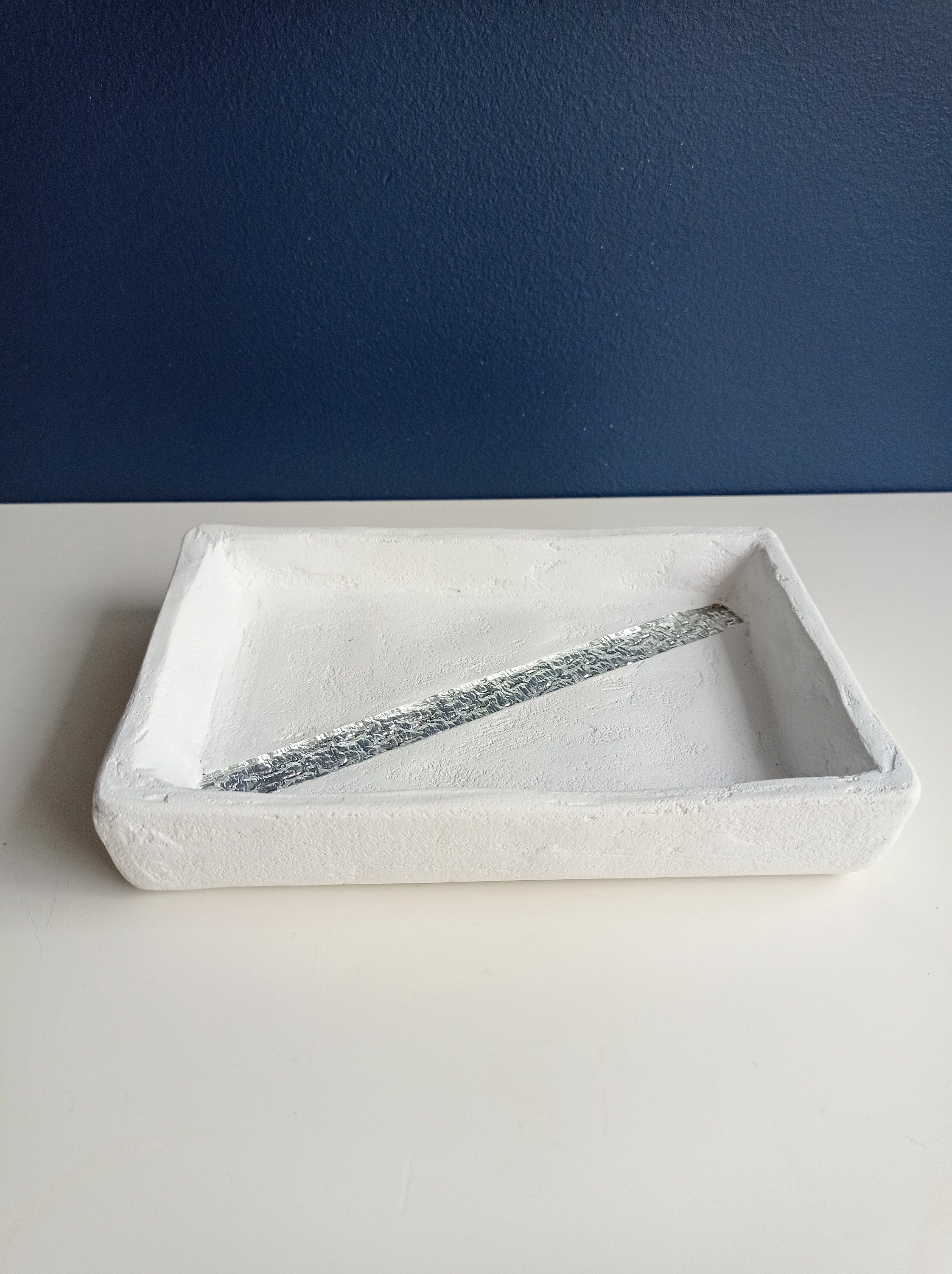 Plateau Décoratif en Béton Blanc et Verre Argenté