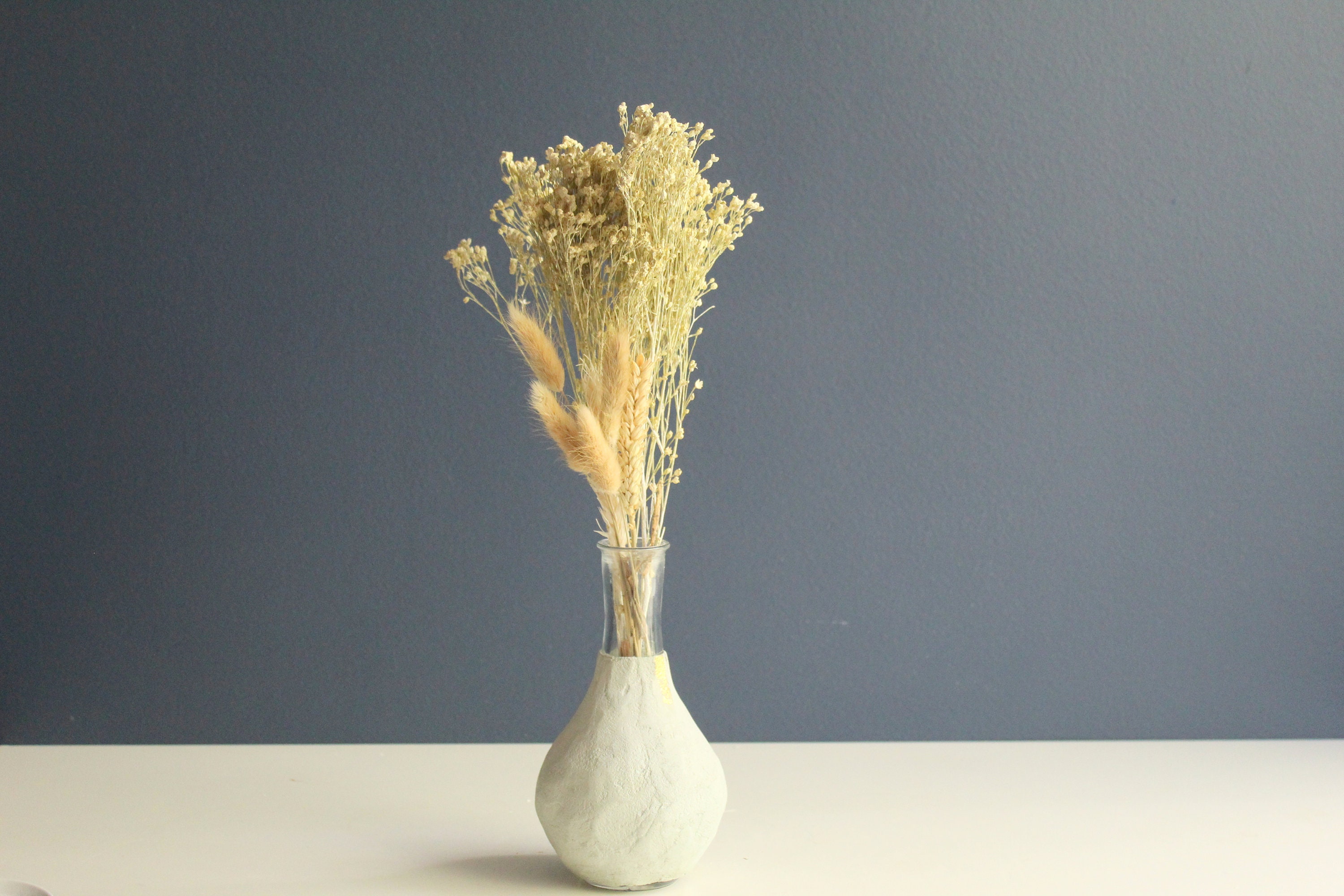 Vase en Verre Orné de Béton Amande