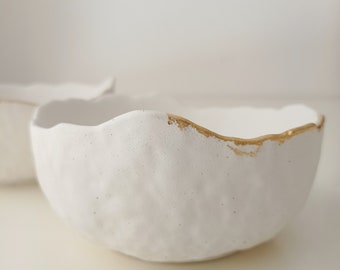 Round pocket tray, in white and gold concrete