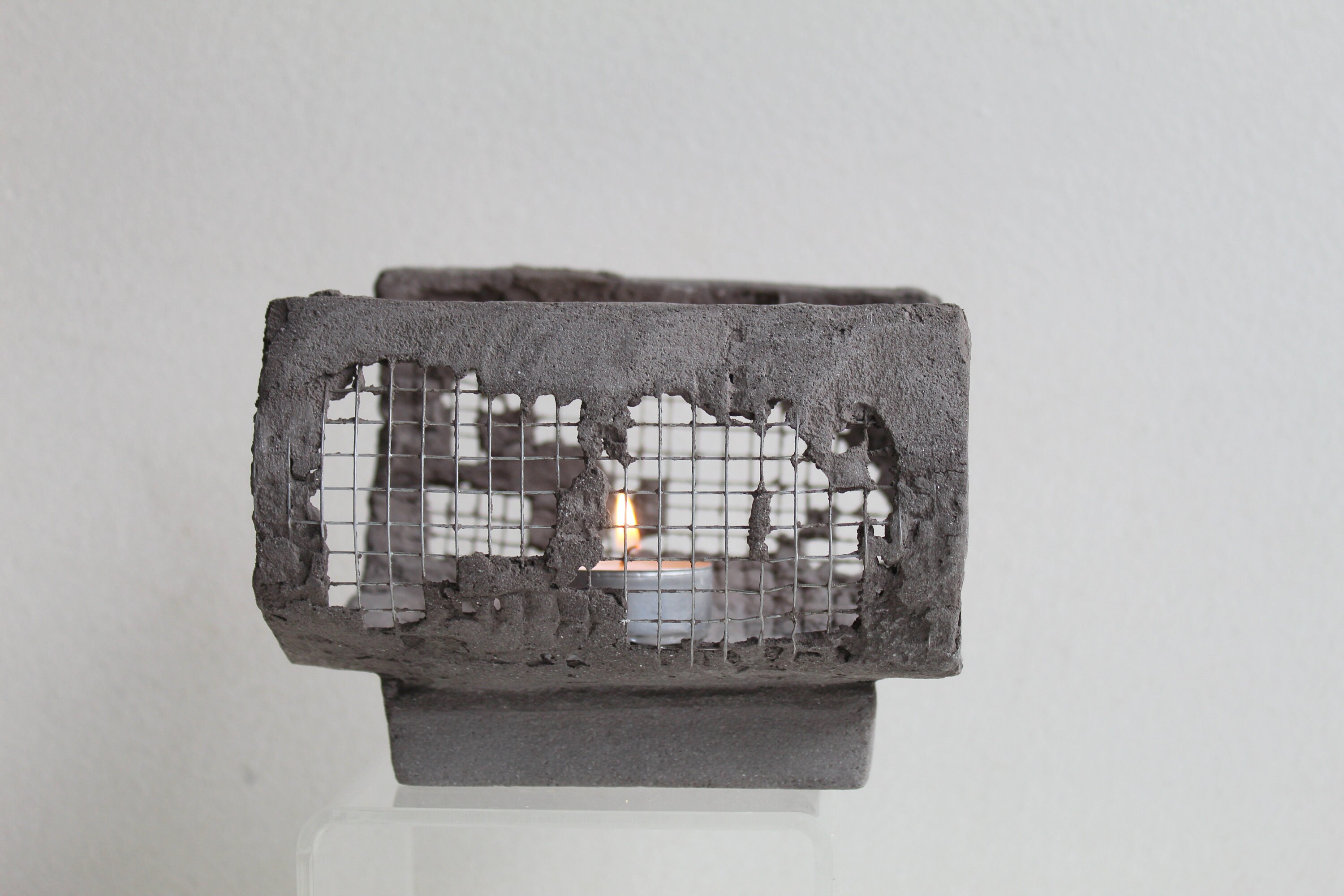 Laisser Passer La Lumière - Photophore Grillage et Béton