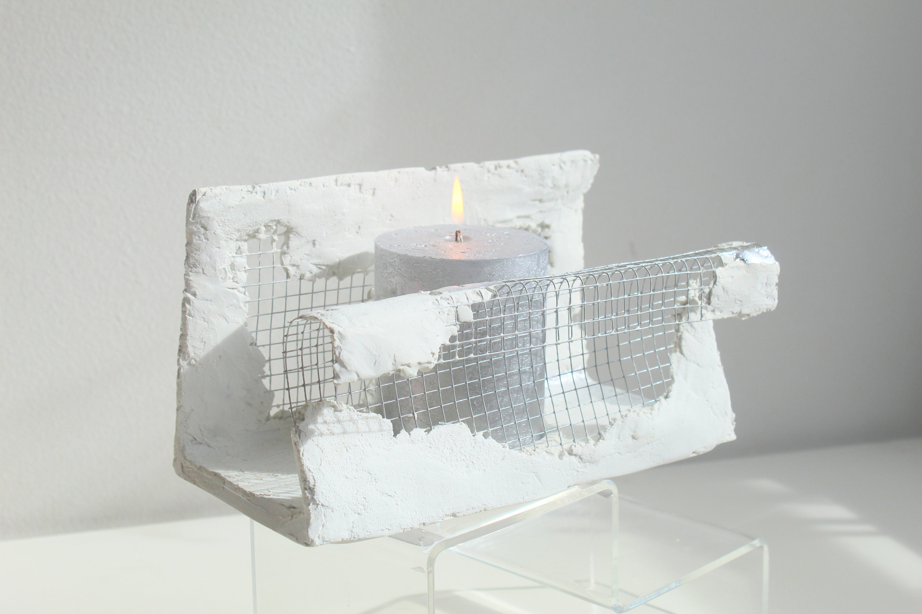 Laisser Passer La Lumière - Photophore Grillage et Béton Blanc