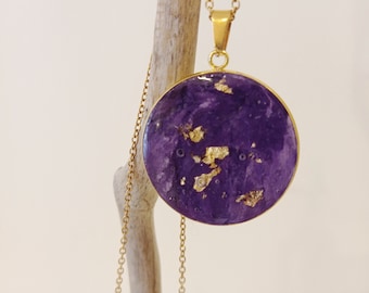 Collier avec médaillon béton violet