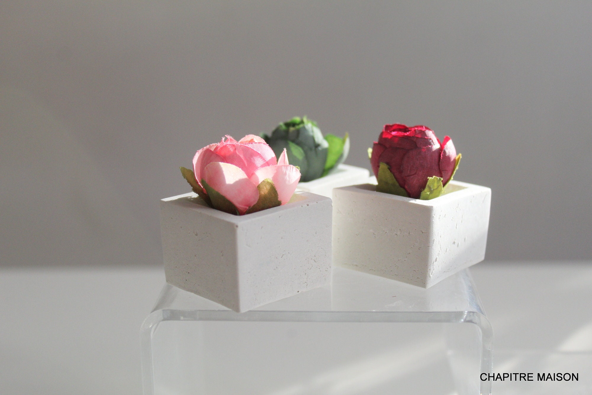 Trio de Roses sur Socle Béton Blanc