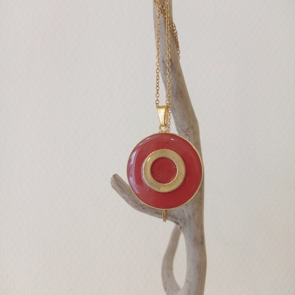 Collier contemporain - collier avec médaillon béton rouge, chaîne acier doré inoxydable