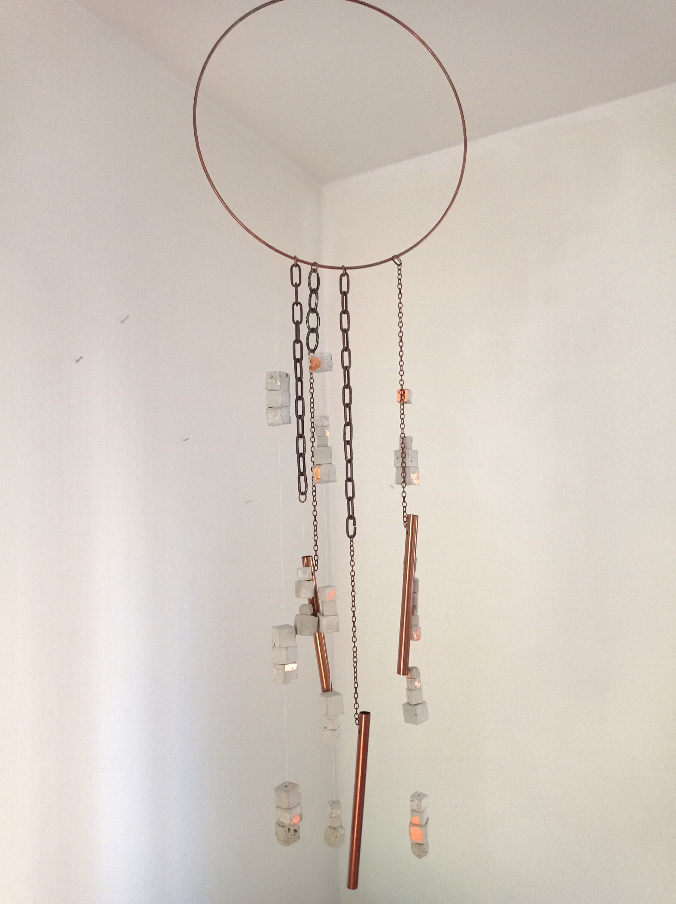 Suspension Cuivre et Béton