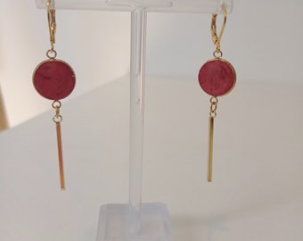 Dangling earrings in gold stainless steel and red pigmented concrete