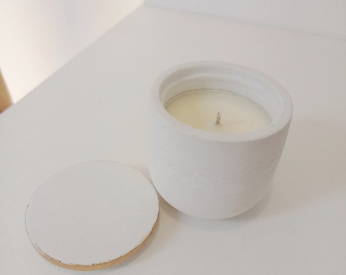 Scented candle, white and gold concrete pot