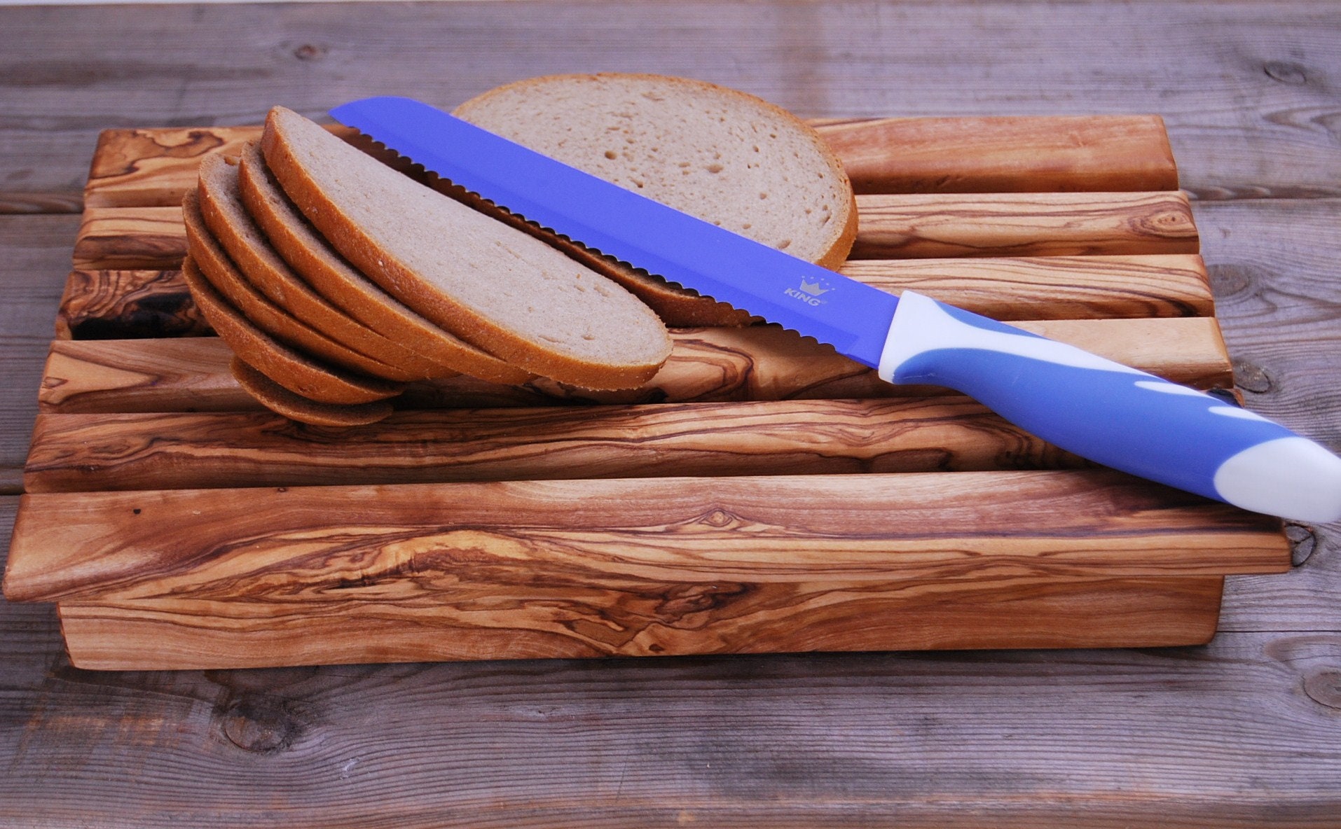 Tagliere pane fatto di legno di ulivo con vassoio raccogli-briciole -   Italia