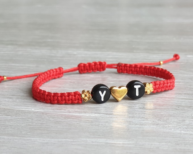 Bracelet letters macramé heart lucky charm braided bracelet customizable macrame color choice. The clasp is adjustable in size.