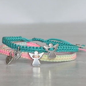 Armband met beschermengel, handgemaakte macramé engel, grote keuze aan kleuren. Engelhanger, voor doop, communie, vormsel, als gelukshanger of als feestcadeautje.