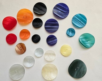 Boutons nacrés vintage, boutons années 50, bouton bleu, bouton rouge, bouton blanc, bouton vert, bouton gris, bouton jaune, bouton orange