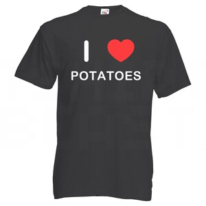 Pode incluir: Uma camiseta preta com um gráfico branco de "Eu amo batatas" e um coração vermelho.
