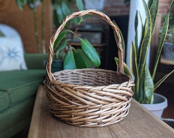 round wicker basket with handle | rustic boho country farmhouse bohemian picnic photoshoot garden flower gathering wedding
