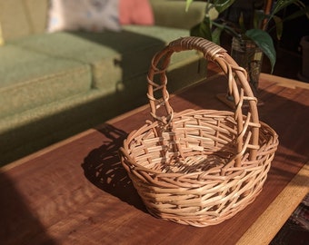 vintage woven wicker basket with handle |  eclectic farmhouse bohemian wedding cottage gathering garden basket