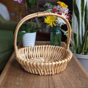 round light wicker basket with handle | boho bohemian rustic country farmhouse flower gathering garden photoshoot wedding