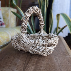 woven wicker handled flower basket | vintage eclectic flower gathering basket | bohemian garden wedding | country rustic farmhouse