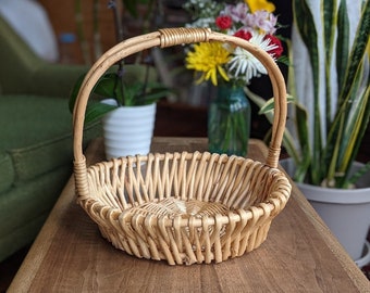 round light wicker basket with handle | boho bohemian rustic country farmhouse flower gathering garden photoshoot wedding