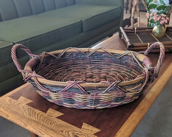 rustieke kleurrijke geweven rieten mand met handgrepen | boerderij primitief vintage riet