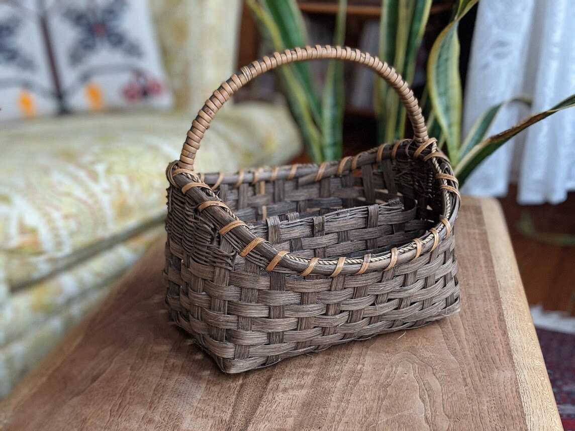 Small Vintage Picnic Basket  Amish Woven Wooden Basket w/Lid