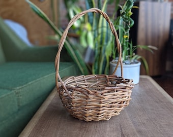 small round wicker flower basket with handle | rustic country farmhouse garden gathering wedding