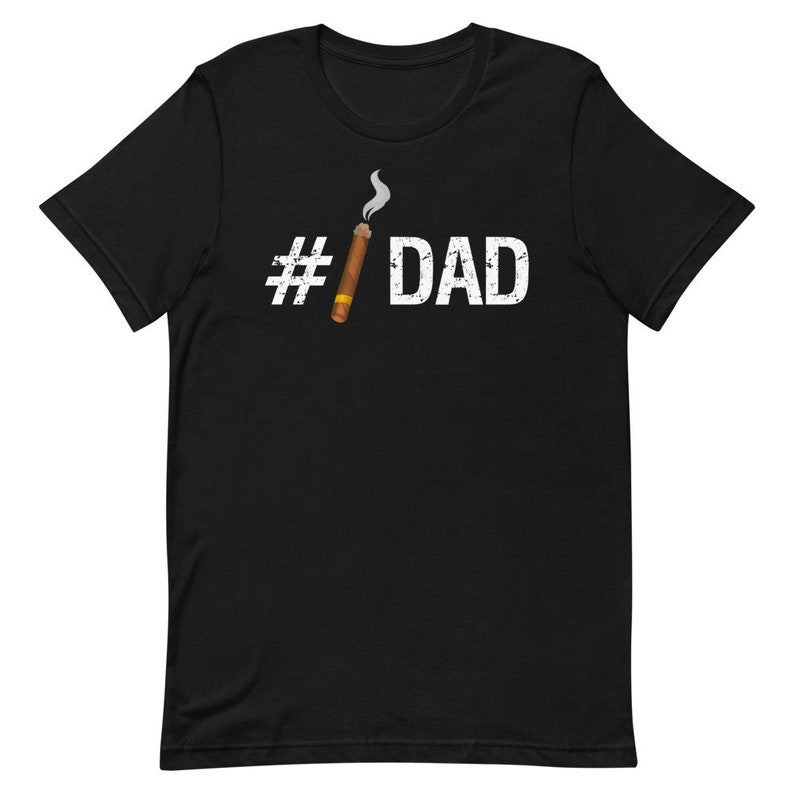 Puede incluir: Camiseta negra con un gr&aacute;fico blanco de un cigarro encendido y el texto "#DAD".