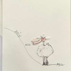 Könnte beinhalten: Eine weiße Karte mit einer handgezeichneten Illustration eines Schafes mit rosa Nase und schwarzen Augen. Das Schaf trägt einen weißen Hut und hat eine schwarze Linie um sich herum gezeichnet. Die Wörter "Moin" und "Blöck" sind in schwarzer Tinte auf die Karte geschrieben.