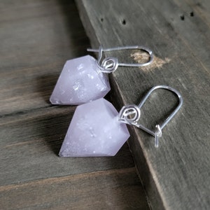 Lila Diamant Silber Flocken Harz Ohrringe - Handgemachte Ohrringe Silber Ohrringe - Lavendel Ohrringe - Lila Ohrringe - Harz baumeln Ohrringe