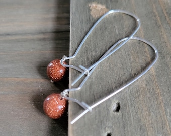 Glinsterende zandsteenoorbellen - handgemaakte oorbellen - gouden stenen oorbellen - kristallen oorbellen - gouden kristallen sieraden - zilveren hoepeloorbellen - geschenken