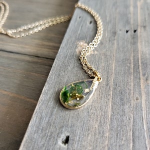 Petite Grüne Moos Harz Teardrop Halskette - Handgefertigte Halskette - 18 Karat Gold Halskette - Bunte Blumen Schmuck - Harz Anhänger Halskette - Moos