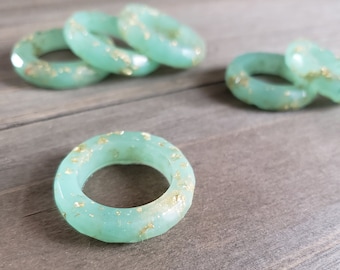 Jade gouden harsring - gouden vlokring - harsring - gouden ring - stapelringen - jade ringen - gouden ringen - jade bandring - hars sieraden - ring