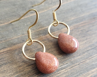 Pendientes de piedra de arena brillante - Pendientes hechos a mano - Pendientes de piedra dorada - Pendientes de cristal - Joyas de cristal dorado - Pendientes de aro dorados - Regalos