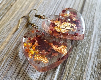Pendientes de corazón de escamas de cobre - Pendientes hechos a mano - Pendientes de resina - Pendientes de flores reales - Pendientes de corazón de resina - Corazones de resina - Joyas de pétalos de rosa