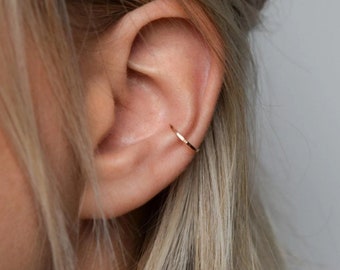 Dos pendientes de oro rosa sin perforar, pendientes falsos, pendientes sin perforar, pendientes rellenos de oro, pendientes para trago, pendientes para cartílago y anillos.