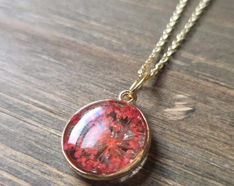 Colar de resina com flor de lírio-aranha vermelho pequeno - Corrente de ouro 18 quilates - Colar de ouro verdadeiro - Colar com flor verdadeira - Flores em resina