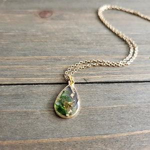 Collar pequeño de lágrima de resina de musgo verde - Collar hecho a mano - Collar de oro de 18 quilates - Joyería de flores de colores - Collar con colgante de resina - Musgo imagen 4