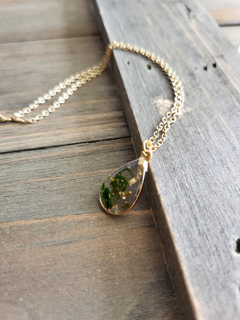Collar pequeño de lágrima de resina de musgo verde - Collar hecho a mano - Collar de oro de 18 quilates - Joyería de flores de colores - Collar con colgante de resina - Musgo imagen 5