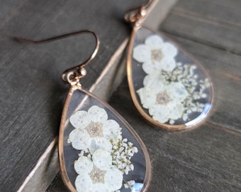 White Flower Resin Earrings- Gold Earrings- Resin Earrings- Flower Earrings- Wedding Earrings- Resin Dangle Earrings- White Flower
