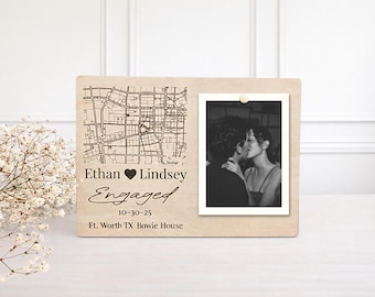 Marco de fotos de compromiso personalizado Mapa personalizado de "Dónde nos conocimos" Regalo de boda con la ubicación del mapa de "Dónde dijo que sí"