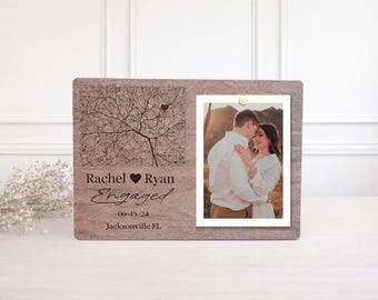 Marco de fotos de compromiso personalizado Mapa personalizado de "Dónde nos conocimos" Regalo de boda con la ubicación del mapa de "Dónde dijo que sí"
