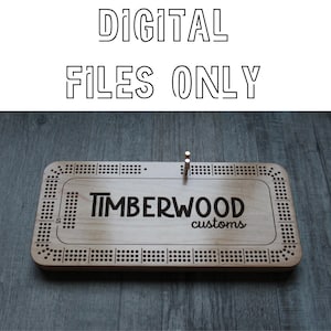 Peut inclure: Un plateau de cribbage rectangulaire en bois clair aux coins arrondis, présentant une grille de trous gravée au laser et le texte "TIMBERWOOD customs" au centre. Le texte "DIGITAL FILES ONLY" apparaît au-dessus du plateau avec deux pions.