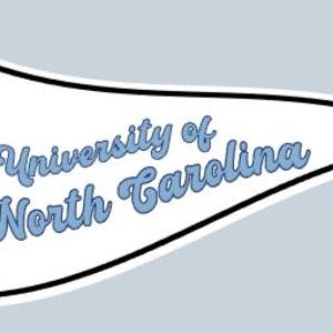 Peut inclure: Un fanion blanc avec le texte "University of North Carolina" en &eacute;criture bleu clair. Le fanion a un contour noir et des accents bleu clair, sur fond gris clair.