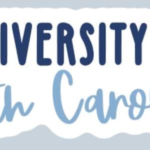 Peut inclure: Autocollant avec l'inscription "UNIVERSITY OF" en bleu fonc&eacute;, au-dessus de "North Carolina" en &eacute;criture bleu clair. Le sticker a une bordure blanche et se d&eacute;tache sur un fond bleu clair.