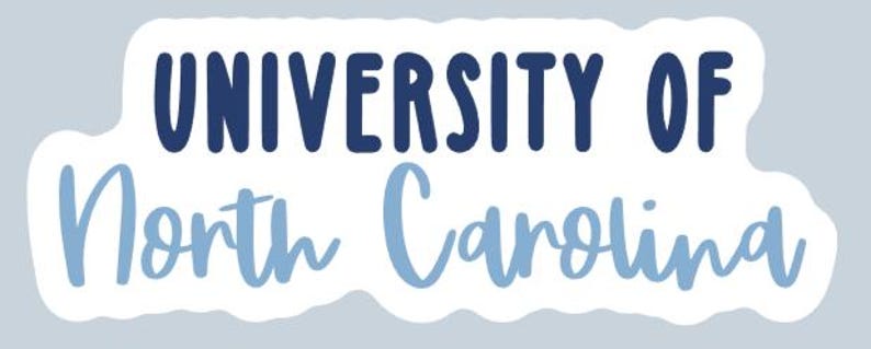 Peut inclure: Autocollant avec l'inscription "UNIVERSITY OF" en bleu fonc&eacute;, au-dessus de "North Carolina" en &eacute;criture bleu clair. Le sticker a une bordure blanche et se d&eacute;tache sur un fond bleu clair.