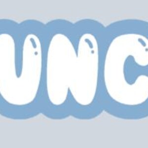 Peut inclure: Un autocollant bleu clair avec les lettres blanches "UNC" en police bulle. Les lettres ont un effet brillant et sont soulign&eacute;es de blanc. L'autocollant a une bordure en forme de nuage bleu clair sur fond gris.
